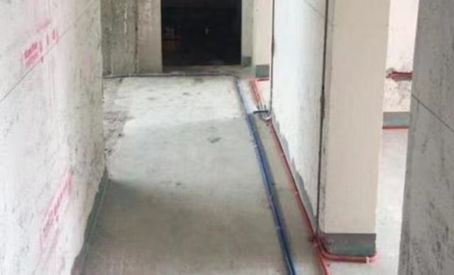 水電管排布引發(fā)分歧，師傅說維修方便，業(yè)主卻要推翻重來